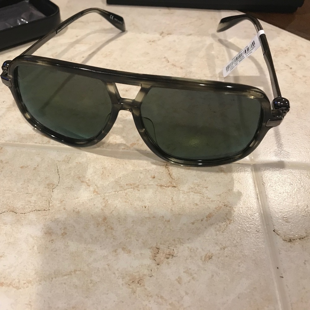 ALEXANDER MCQUEEN SUNGLASSES